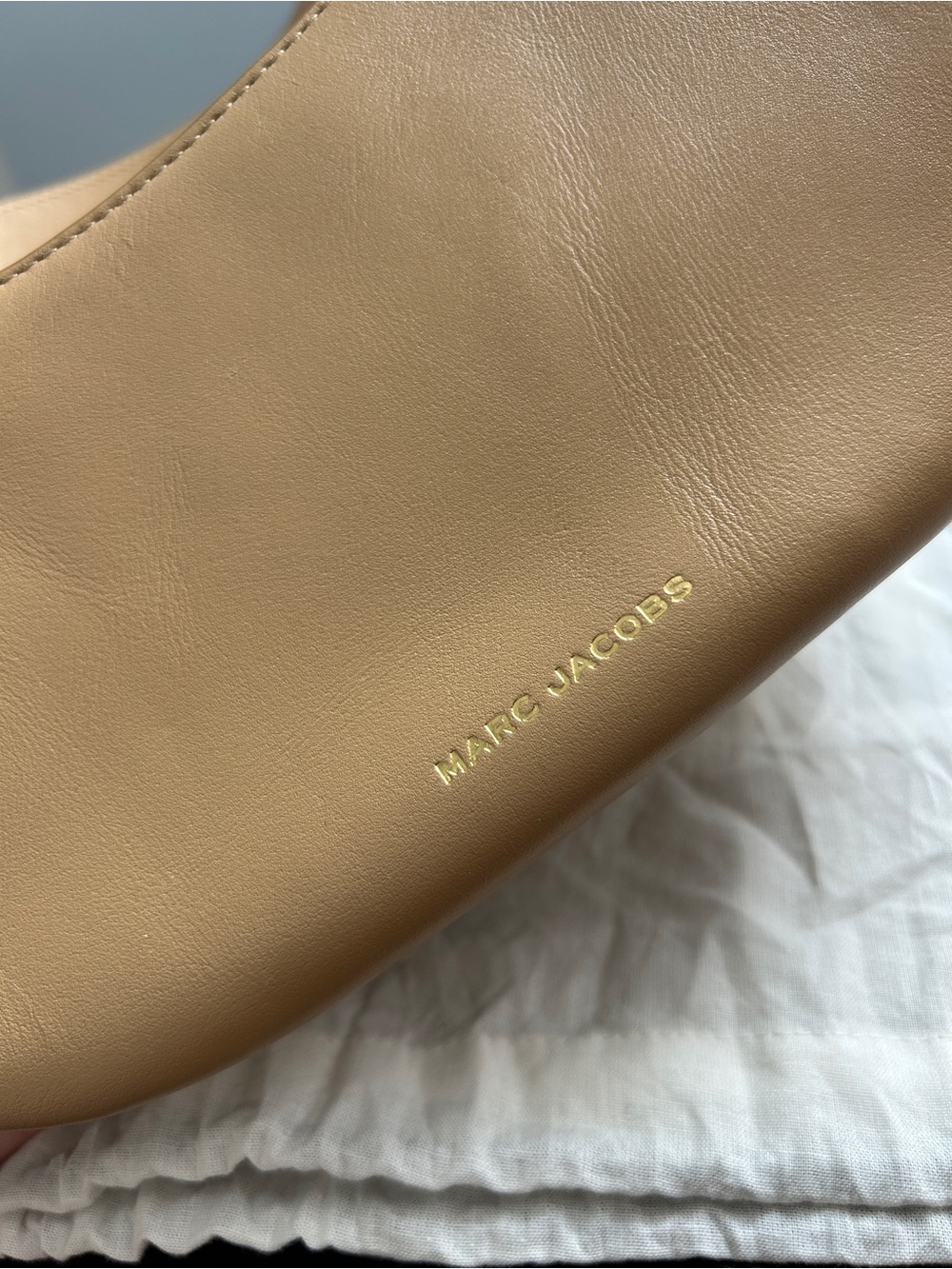 Marc Jacobs Tan Leather Shoulder Bag with Gold Chain - Picture 8 of 13